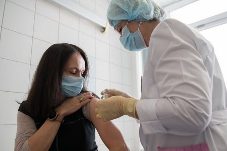 «Чтобы вирусы не вынесли приговор, надо прививаться»: члены регионального правительства призвали свердловчан вакцинироваться против гриппа