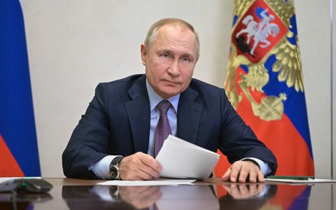 Владимир Путин поручил проиндексировать зарплаты бюджетников 
