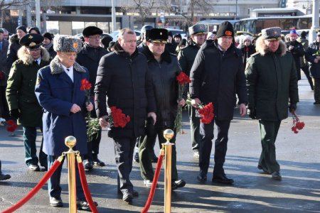 Евгений Куйвашев вместе с сотнями сведловчан почтил память воинов Уральского добровольческого танкового корпуса