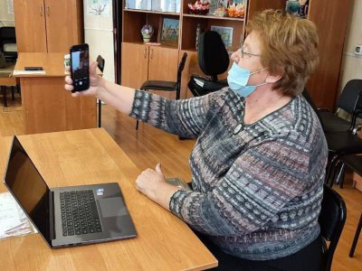 Благотворители подарили ноутбук пенсионерке, которая рассказала Евгению Куйвашеву о своих успехах в Школе пожилого возраста 