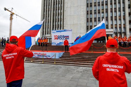 Евгений Куйвашев в День России вручил добровольцам и общественникам государственные флаги Российской Федерации