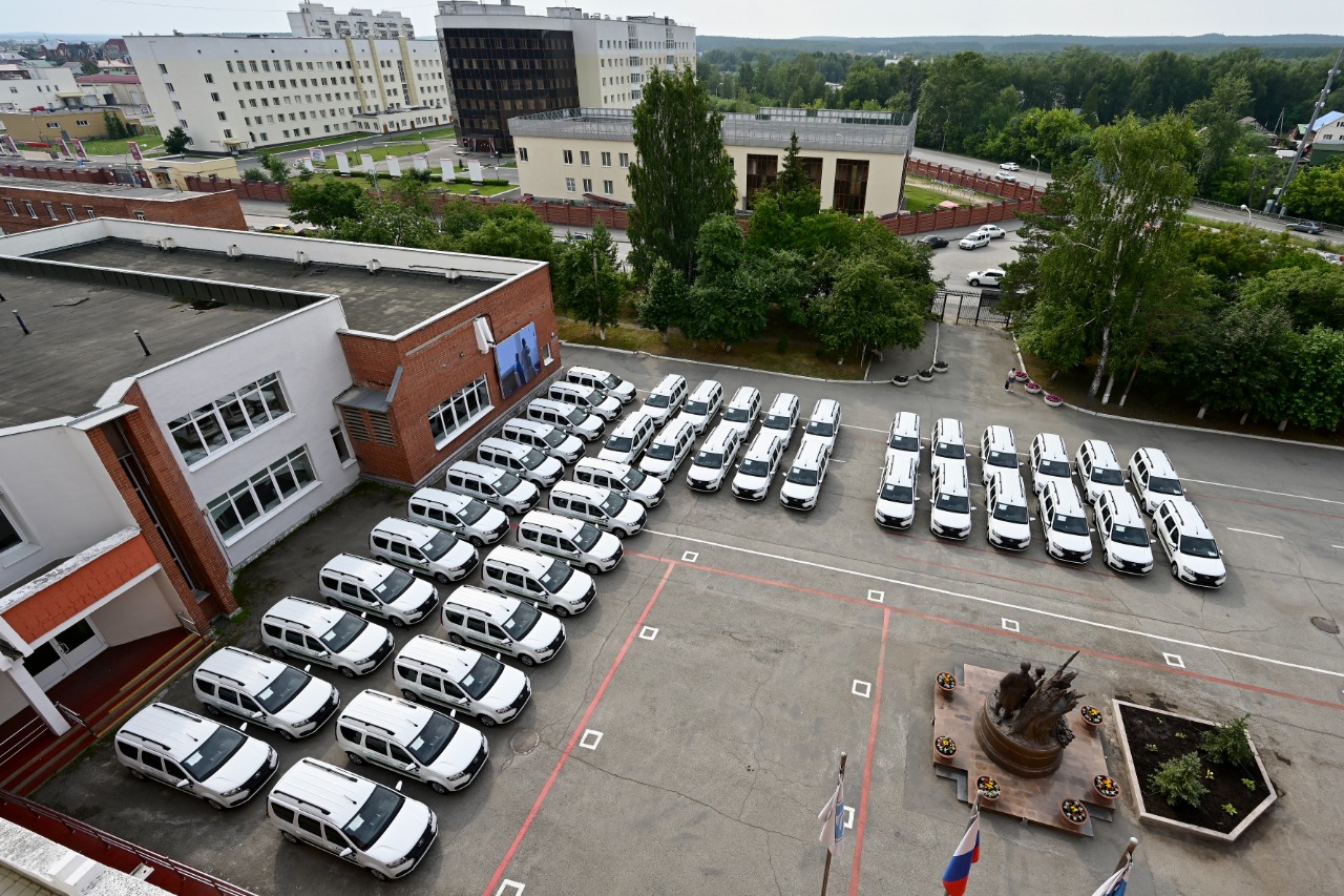 Уральские больницы получили новые автомобили 