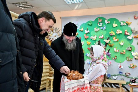 Евгений Куйвашев в Крещение Господне вместе с жителями Верхотурья посетил святочную ярмарку и познакомился с изделиями местных мастеров