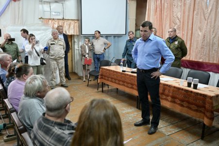 Евгений Куйвашев поручил обеспечить оказание комплексной поддержки пострадавшим от пожара в селе Шайдуриха Невьянского городского округа