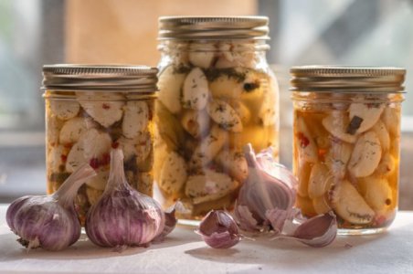 Маринады, соусы и масло: 7 крутых идей по заготовке чеснока на зиму