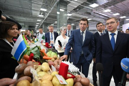 Владимир Якушев и Евгений Куйвашев оценили потенциал и продукцию сельхозотрасли Свердловской области на окружной агровыставке