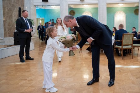 Денис Паслер вручил медали ордена «Родительская слава» многодетным парам из Свердловской области